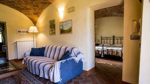 Télévision, cheminée, table de tennis de table