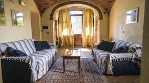 Télévision, cheminée, table de tennis de table