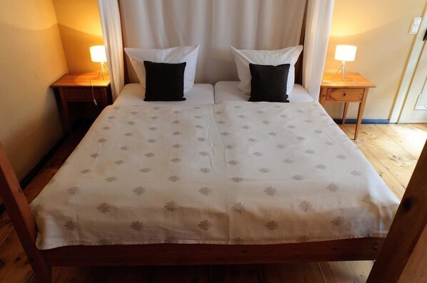 Hypo-allergenic bedding, in-room safe, individually decorated, free WiFi