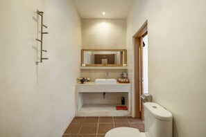 Shower, hair dryer, towels, soap - Villa With Private Pool And Tropical Garden In Seminyak Bali - 2 Bedroom (Seminyak)