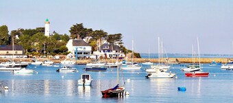 Character apartment between Ocean and Gulf in a charming property.
