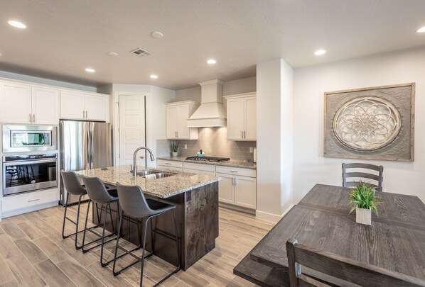 Jääkaappi, mikroaaltouuni, uuni, liesi