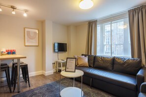 Apartment | Wohnbereich | Flachbildfernseher