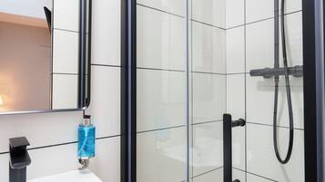 Single room, twin bed | Bathroom