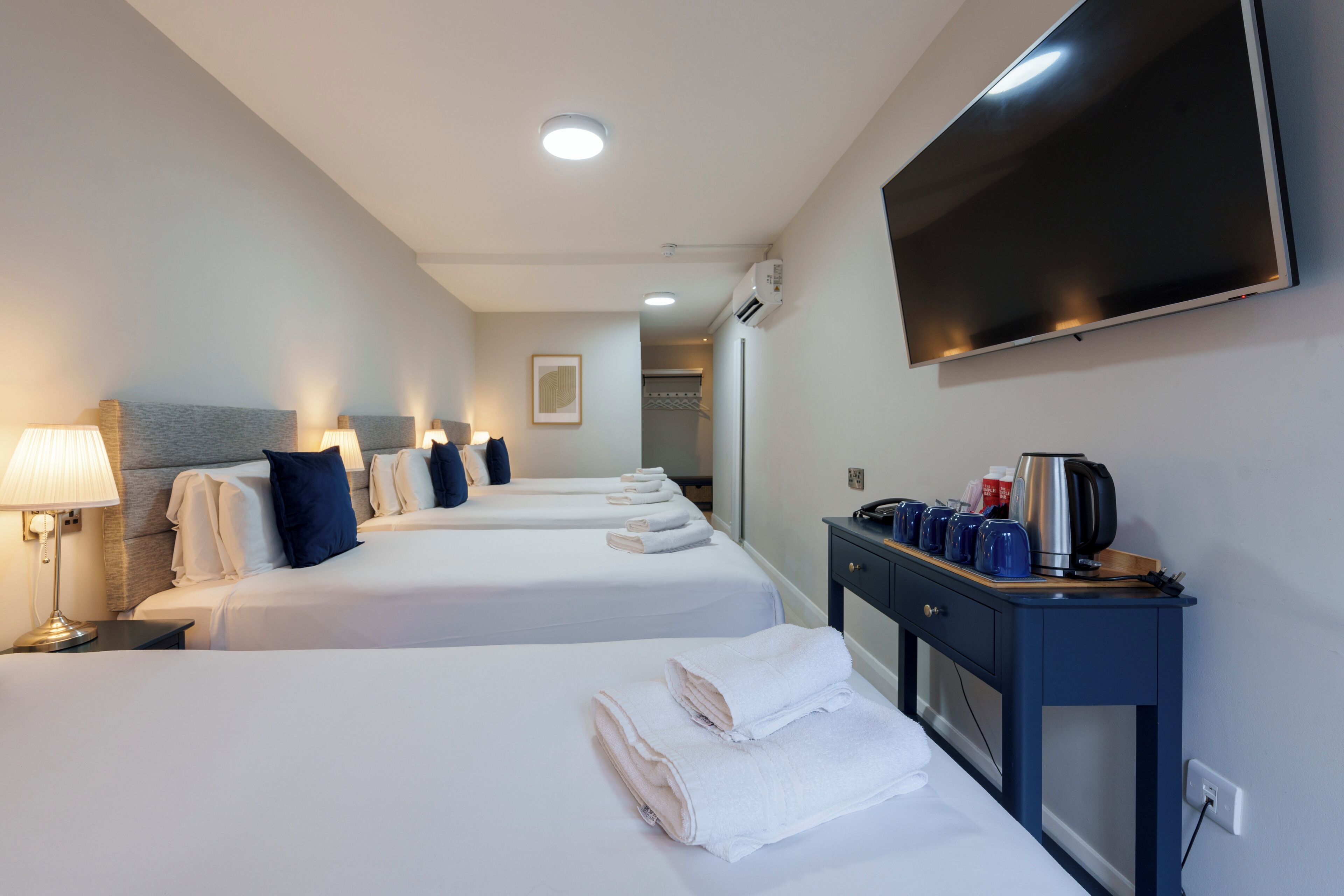 Quadruple Room, 4 Twin Beds | Kostenloses WLAN, Bettwäsche