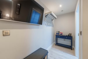 Lightbox Room - no window | Free WiFi, bed sheets