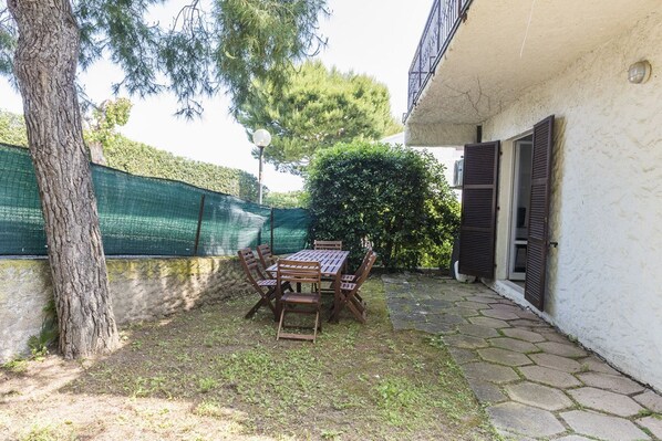 Outdoor dining - M083 - Marcelli, three-room apartment with garden at Residence MareVerde (Marcelli)