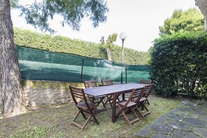 Outdoor dining - M083 - Marcelli, three-room apartment with garden at Residence MareVerde (Marcelli)