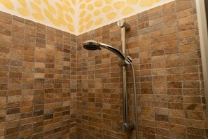 Shower, bidet, towels - M083 - Marcelli, three-room apartment with garden at Residence MareVerde (Marcelli)