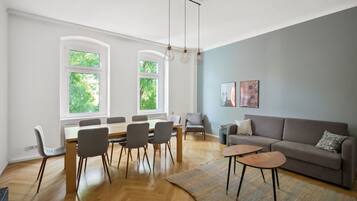 Two-Bedroom Suite | Wohnbereich | 50-Zoll-Smart-TV mit Satellitenempfang, Fernseher
