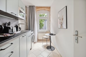 One Bedroom Suite | Private kitchen | Fridge, espresso maker, electric kettle, toaster - Limehome Dresden Tannenstraße (Dresden)