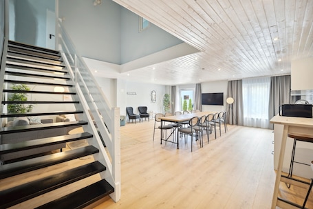 Four-Bedroom Duplex Suite with terrace | 起居区 | 50-英寸智能电视 (配备卫星频道)、电视