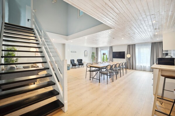 Four-Bedroom Duplex Suite with terrace | Living area | 50-inch Smart TV with satellite channels, TV - Limehome Dresden Tannenstraße (Dresden)