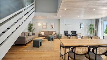 Four-Bedroom Duplex Suite with terrace | Wohnbereich | 50-Zoll-Smart-TV mit Satellitenempfang, Fernseher