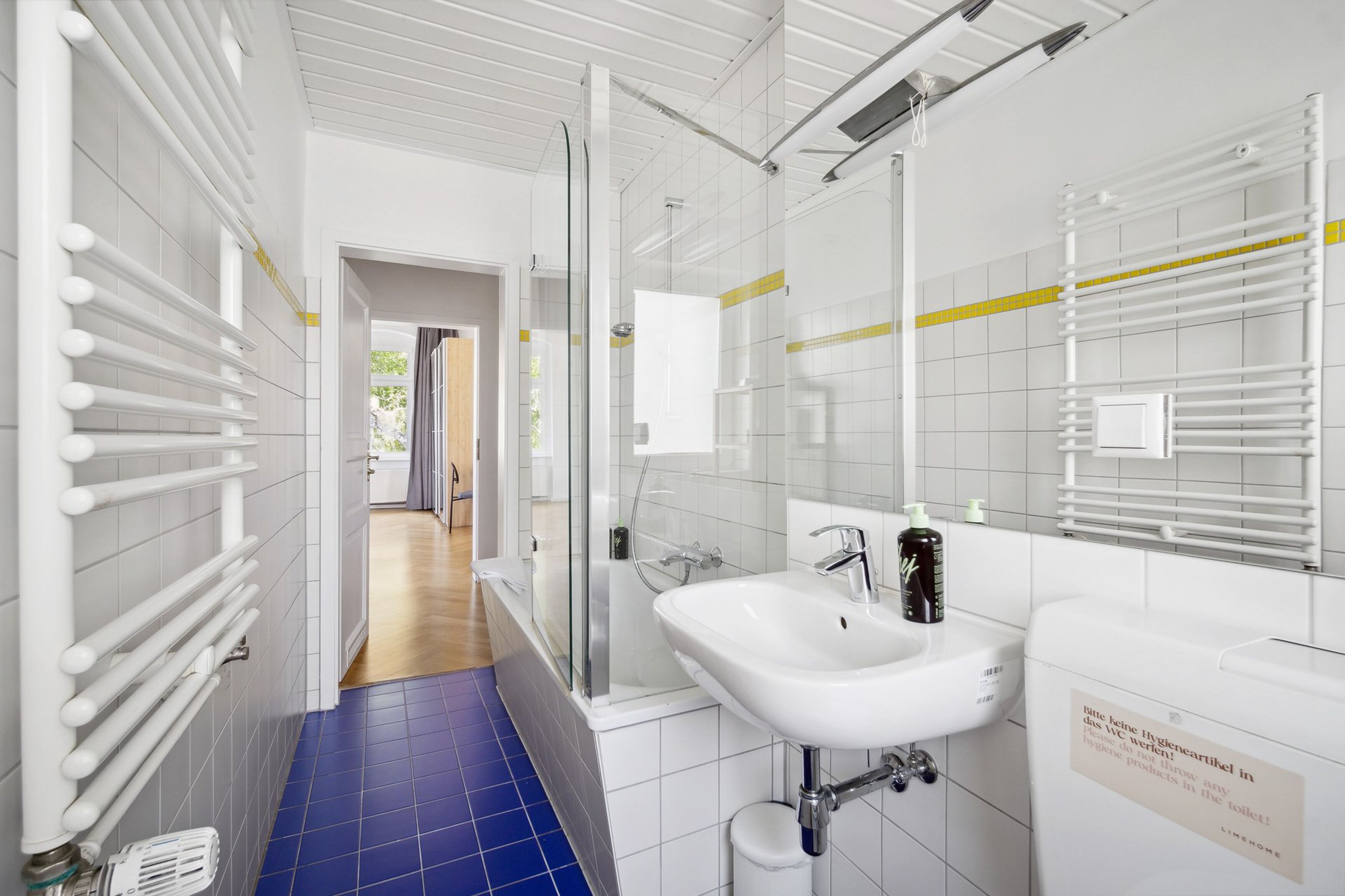 Two-Bedroom Suite | Badezimmer | Badewanne und Dusche (separat), kostenlose Toilettenartikel