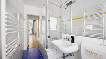 Two-Bedroom Suite | Badezimmer | Badewanne und Dusche (separat), kostenlose Toilettenartikel