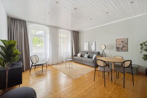One Bedroom Suite | Living area | 50-inch Smart TV with satellite channels, TV - Limehome Dresden Tannenstraße (Dresden)