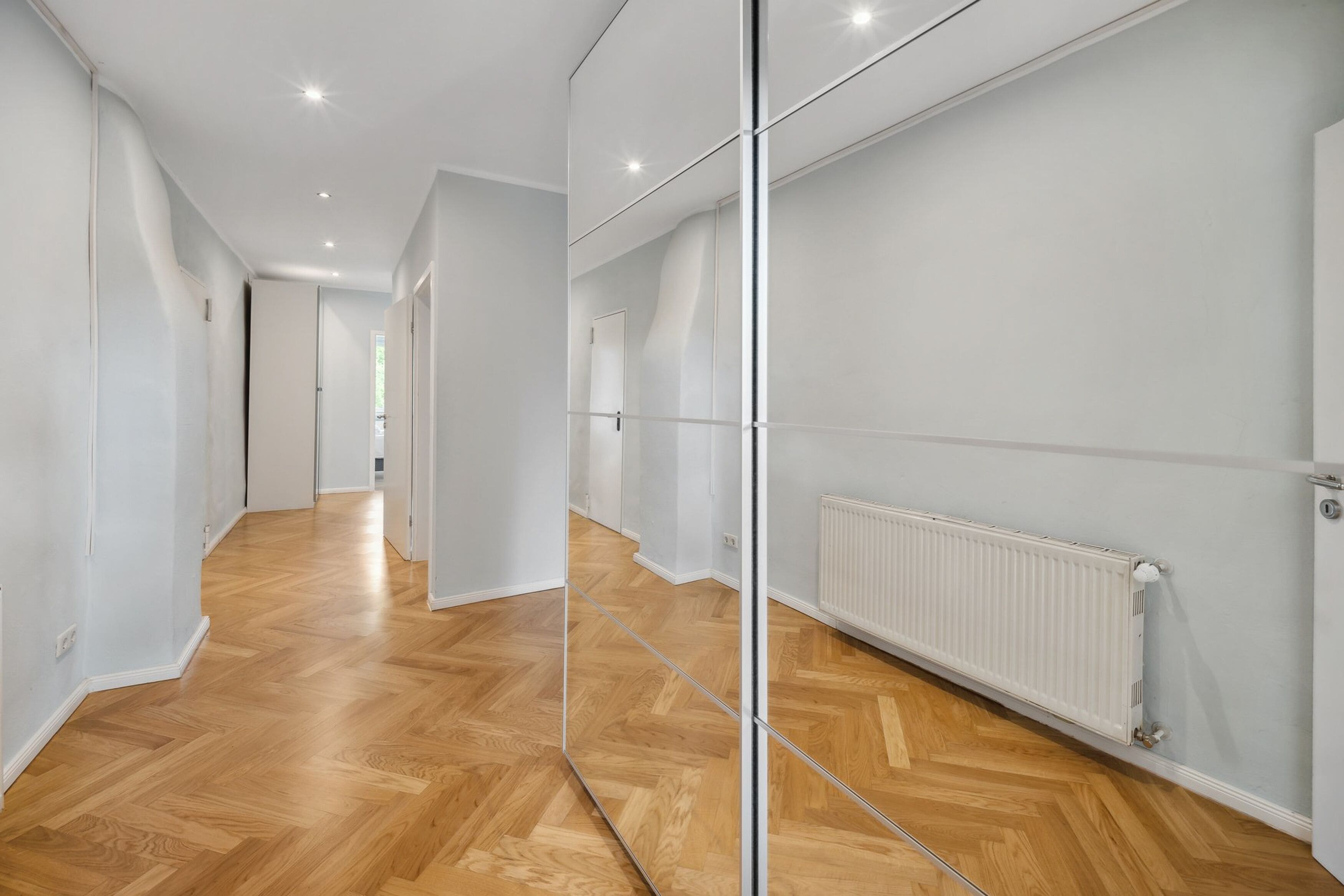 Four-Bedroom Duplex Suite with terrace | Área de sala de estar | Smart TV de 50 pulgadas con canales vía satélite y televisión 