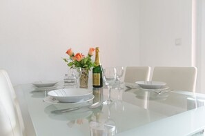 Großer Kühlschrank, Herdplatte, Kochgeschirr/Geschirr/Besteck