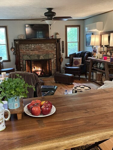 Cozy mountain retreat adjoining Caesar’s Head State Park.