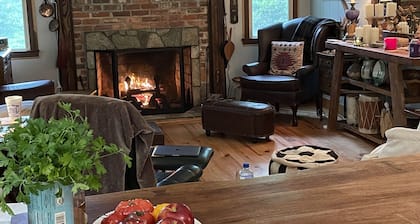 Cozy mountain retreat adjoining Caesar’s Head State Park.