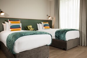 Escritorio, tabla de planchar con plancha, wifi gratis y ropa de cama