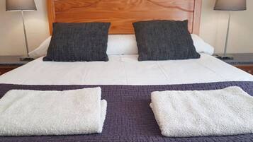 3 slaapkamers, een strijkplank/strijkijzer, internet, beddengoed