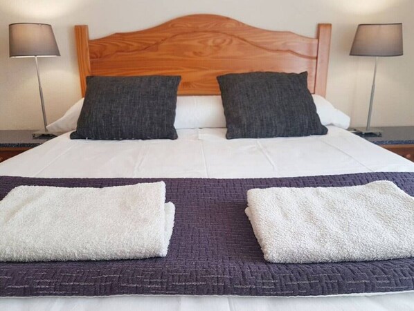 3 slaapkamers, een strijkplank/strijkijzer, internet, beddengoed