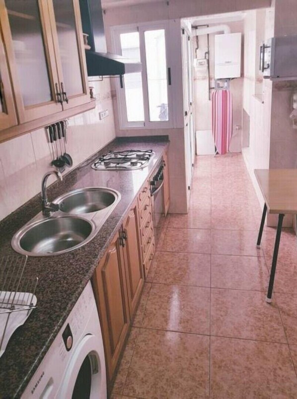 Frigorífic, microones, placa de cuina i rentaplats