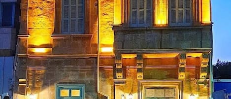 Konaklama yerinin ön cephesi - akşam/gece