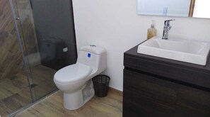 Deluxe cottage, 4 slaapkamers, uitzicht op bergen | Badkamer | Een douche, een regendouche, gratis toiletartikelen, handdoeken