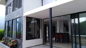 Voorkant accommodatie - avond/nacht