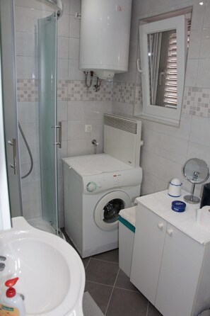 Apartment, 2 Schlafzimmer (A2) | Badezimmer | Dusche, Haartrockner, Handtücher, Seife