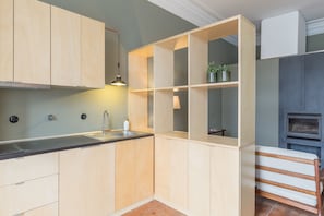 Refrigerador em uma área comum, micro-ondas em uma área comum