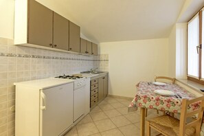 Fridge, cookware/dishes/utensils