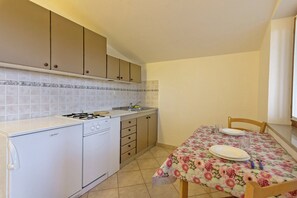 Réfrigérateur, batterie de cuisine, vaisselle et ustensiles