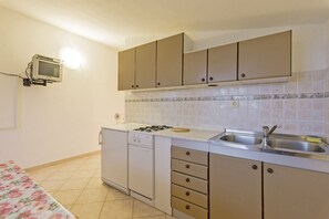 Fridge, cookware/dishes/utensils