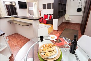 Appartement Standard, vue sur la ville | Repas dans la chambre