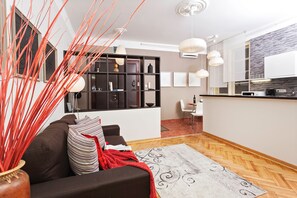 Leilighet – standard, byutsikt | Oppholdsområde | Flatskjerm-TV