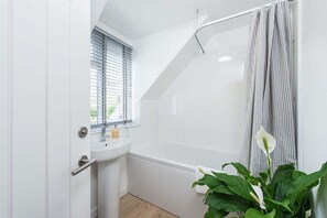 Bathroom - Charming 3‑Bedroom St Andrews Cottage on North Street with Garden, Parking & Walk to Town (St. Andrews)