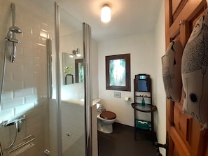 Suihku, hiustenkuivaaja, pyyhkeet, saippua
