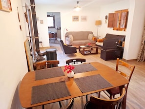 Smart TV, fireplace, books, video library - Casa Champasak, Alpujarra Granada, VTAR/GR/01097 (Las Barreras - Órgiva)