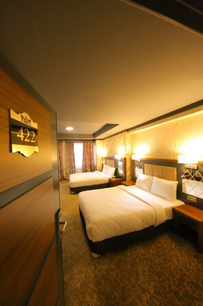 Habitación superior | 1 habitación, minibar, caja de seguridad en la habitación y escritorio