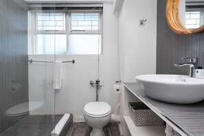 Comfort Apartment, 1 Queen Bed | Bathroom | Shower, free toiletries, hair dryer, towels - Cascades 508 (Cape Town)