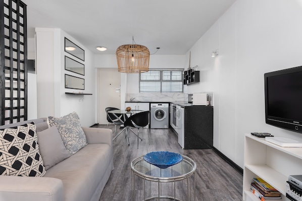 Comfort Apartment, 1 Queen Bed | Living area
