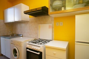 Fridge, oven, dining tables - M088 - Marcelli, four-room apartment with garden 100m from the sea (Marcelli)