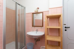 Shower, bidet, towels