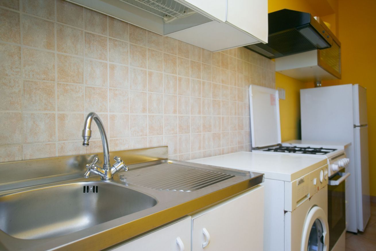 Frigorifero, forno, tavolo da pranzo