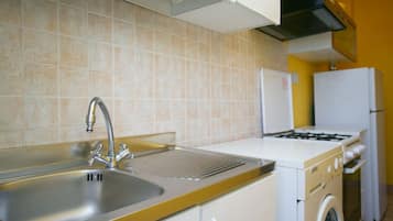 Frigorifero, forno, tavolo da pranzo