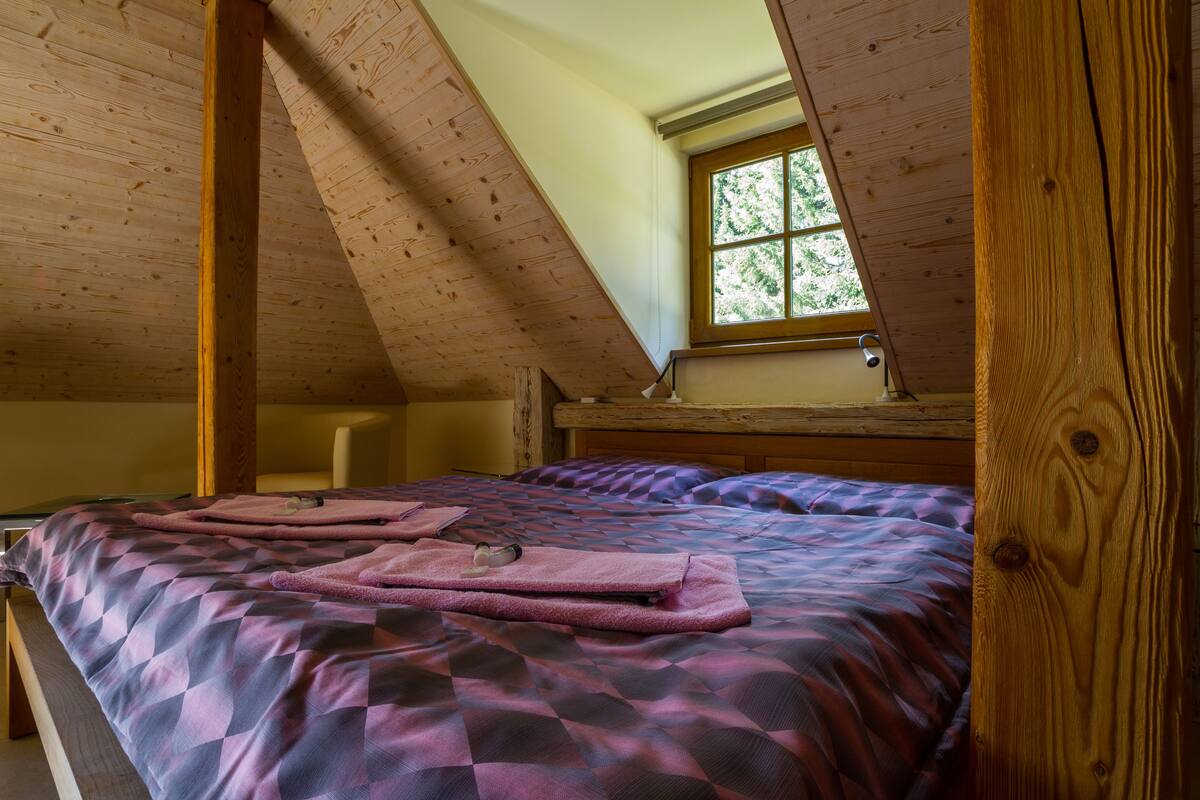 Triple Room | Blackout drapes, WiFi (free), bed sheets